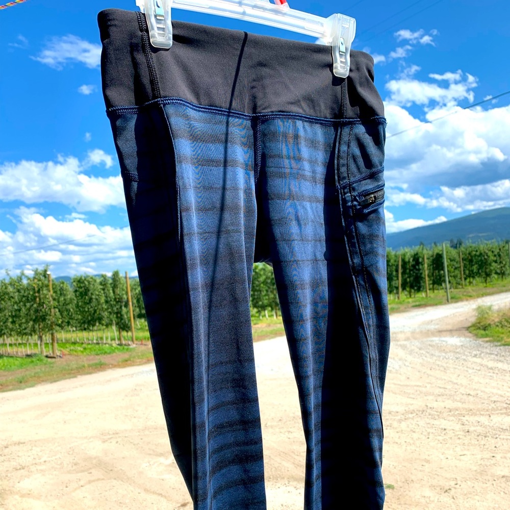 Lululemon Blue & Black Capri Size 4 Great condition